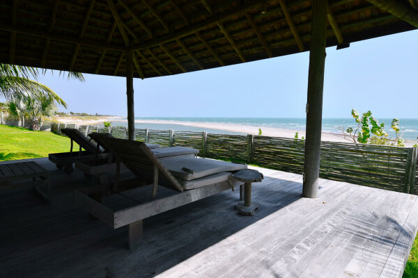 Imagem 3 de Casa grande com terreno amplo, frente ao mar e piscina no Pontal do Maceió